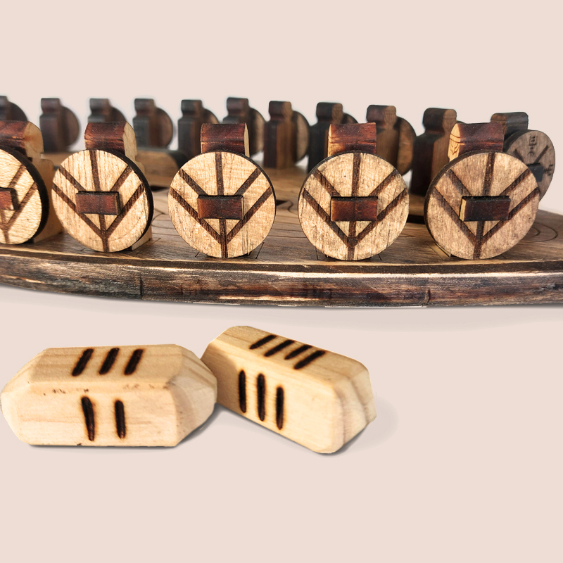 tablero y piezas de madera pirograbada del juego Daldos Loki | Producto artesano | Hecho a mano | La PLazoleta