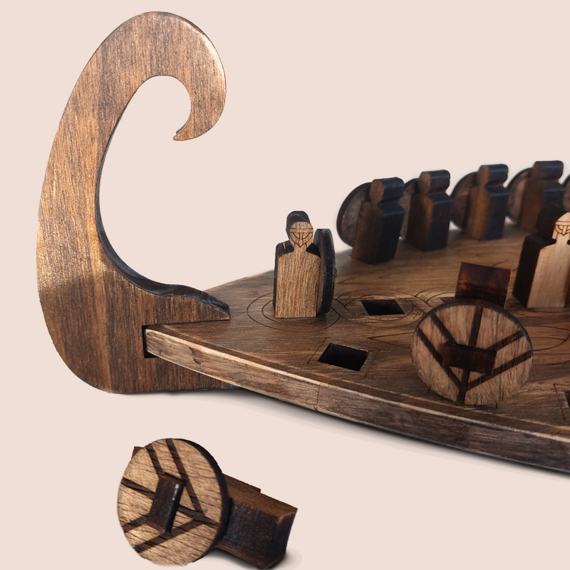 tablero y piezas de madera pirograbada del juego Daldos Loki | Producto artesano | Hecho a mano | La PLazoleta