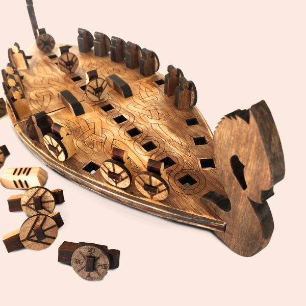 tablero y piezas de madera pirograbada del juego Daldos Loki | Producto artesano | Hecho a mano | La PLazoleta