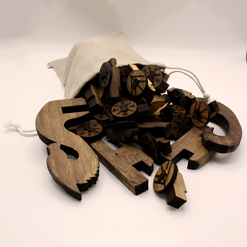 tablero y piezas de madera pirograbada del juego Daldos Loki | Producto artesano | Hecho a mano | La PLazoleta