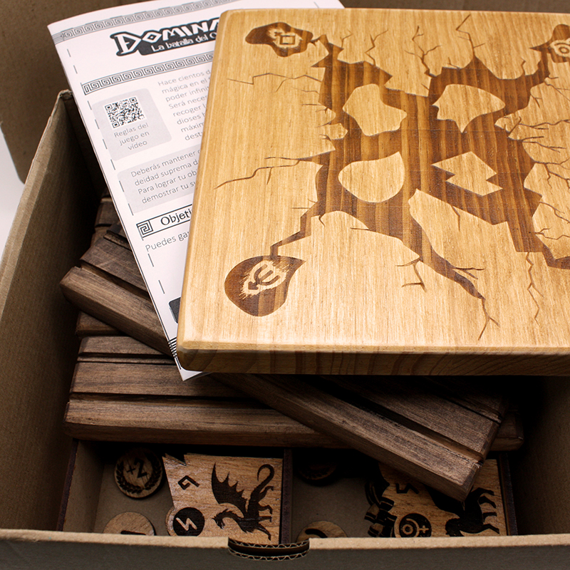 juego completo con fichas y tablero de madera con imágenes de dragones | Dominari | Producto artesanal | La PLazoleta