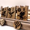 juego completo con fichas y tablero de madera con imágenes de dragones | Dominari | Producto artesanal | La PLazoleta