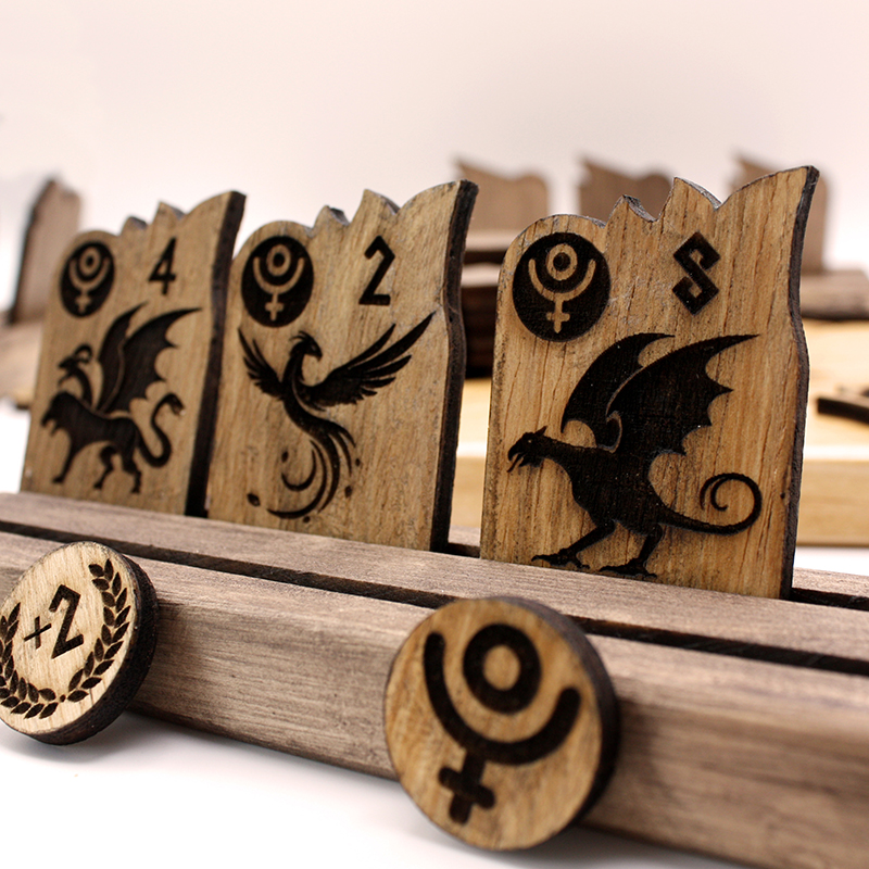 juego completo con fichas y tablero de madera con imágenes de dragones | Dominari | Producto artesanal | La PLazoleta