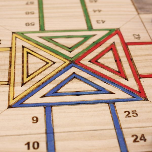 Imagen del centro del tablero Juego parchis Inya pintado a mano | parchis de madera | dominos artesanales | Producto artesanal | estrategia | juegos de mesa históricos | Laplazoleta Madrid
