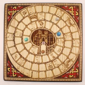 Juego de la oca templaria tallado a mano en madera | juego de damas en madera | juego de mesa piezas de madera | juego oca madera | Tienda de juegos artesanos | La Plazoleta Online | juegos de madera madrid