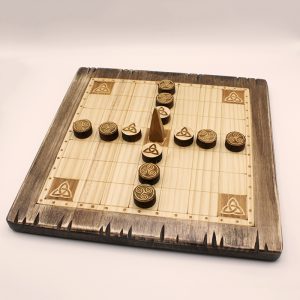 Juego de mesa Brandubh | juegos históricos | juegos de mesa de madera | juegos artesanales | La Plazoleta