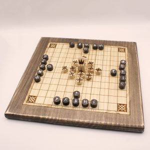 Tablero de madera hecho a mano del juego Hnefatal Bjorn | ajedrez y damas de madera | dominos artesanales | Producto artesanal | estrategia | juegos de mesa históricos | Laplazoleta Madrid