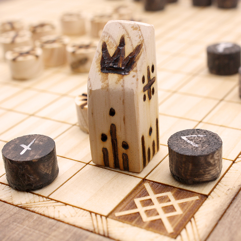 Tablero de madera hecho a mano del juego Hnefatal Bjorn | ajedrez y damas de madera | dominos artesanales | Producto artesanal | estrategia | juegos de mesa históricos | Laplazoleta Madrid